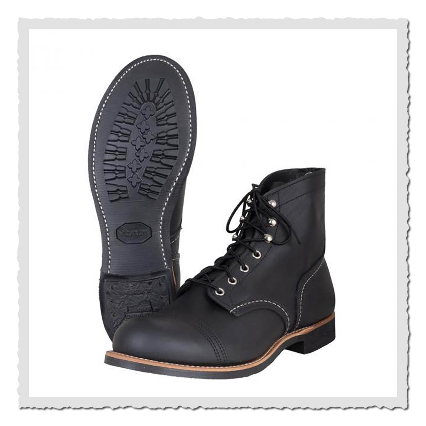 Schwarzer Lederstiefel mit sichtbarer Sohle neben zweitem Boot auf weißem Hintergrund.